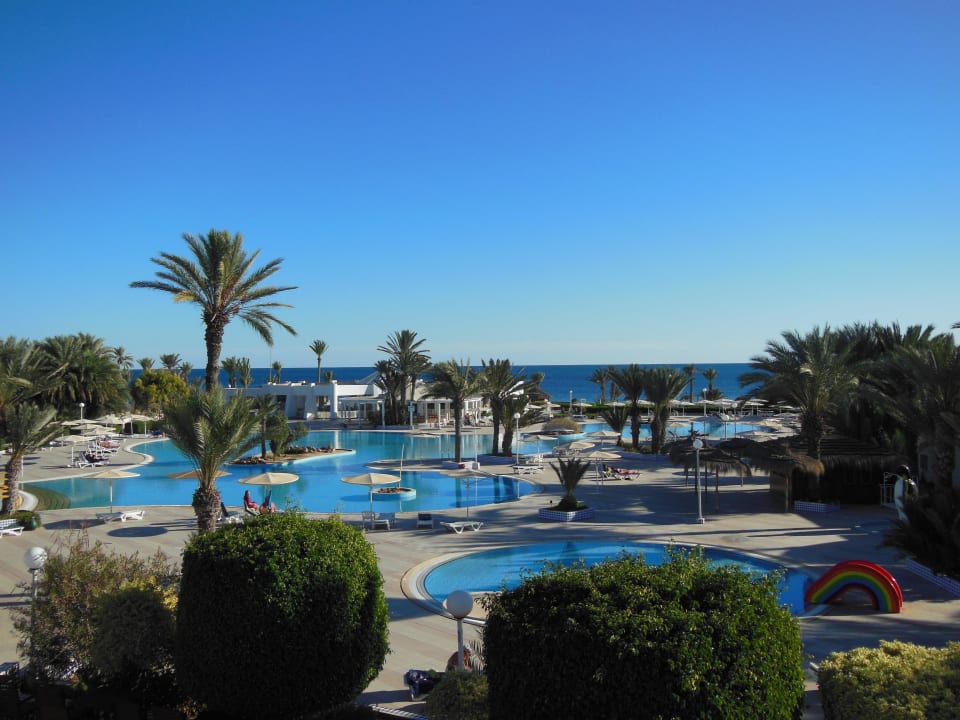 Vue magnifique sur la piscine et la mer Hotel El Mouradi Djerba Menzel