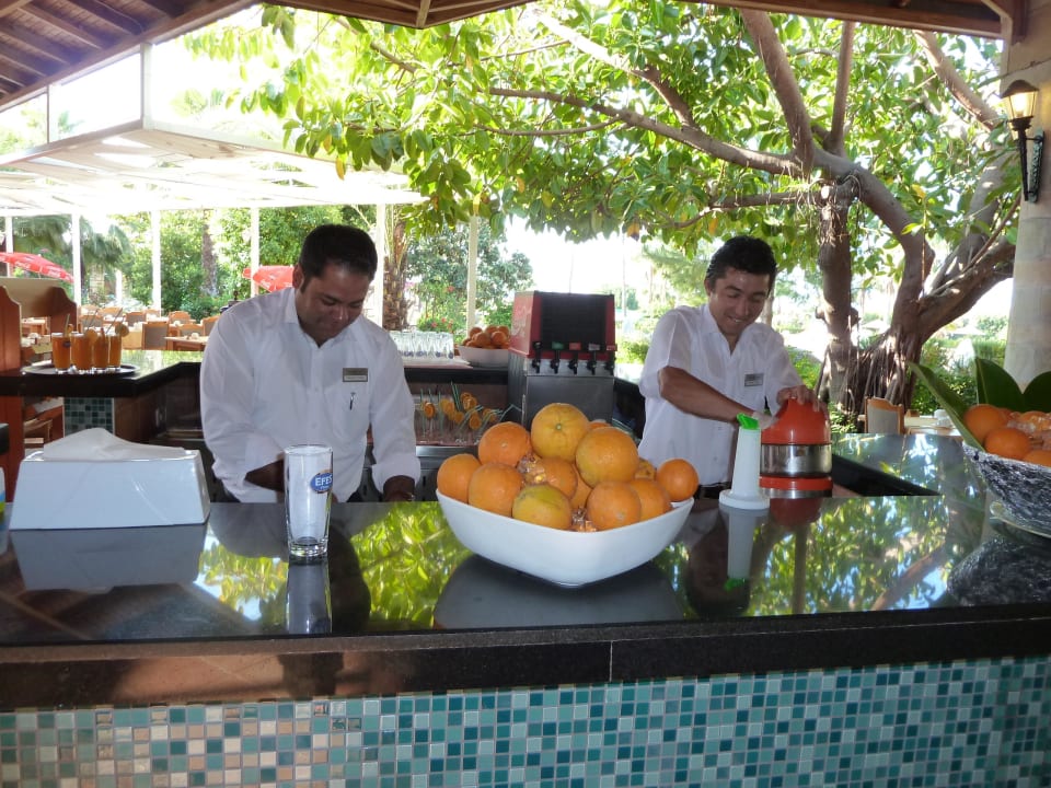Zum Frühstück O-Saft von Ibo und Hayati Hotel Defne Garden