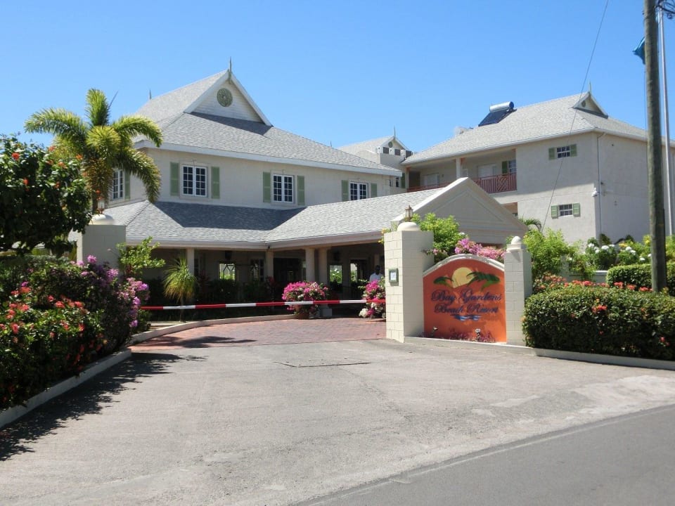 Eingang zum Hotel Bay Gardens Beach Resort