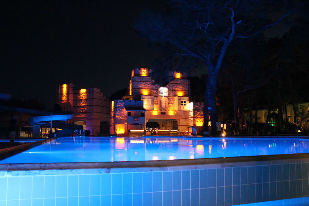 Sehr schön beleuchtet am Abend Ulusoy Kemer Holiday Club