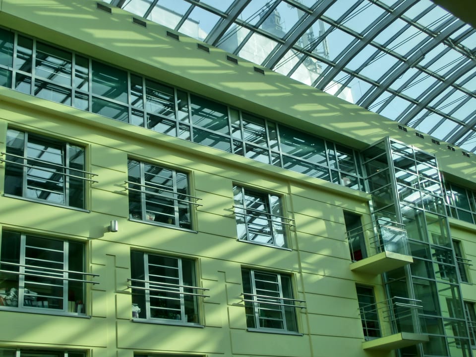 Indirektes Tageslicht im Atrium-Hof Wyndham Wroclaw Old Town