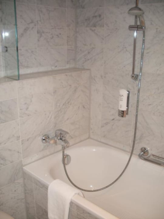 Badewanne mit  Dusche Holiday Inn Berlin Airport - Conference Centre