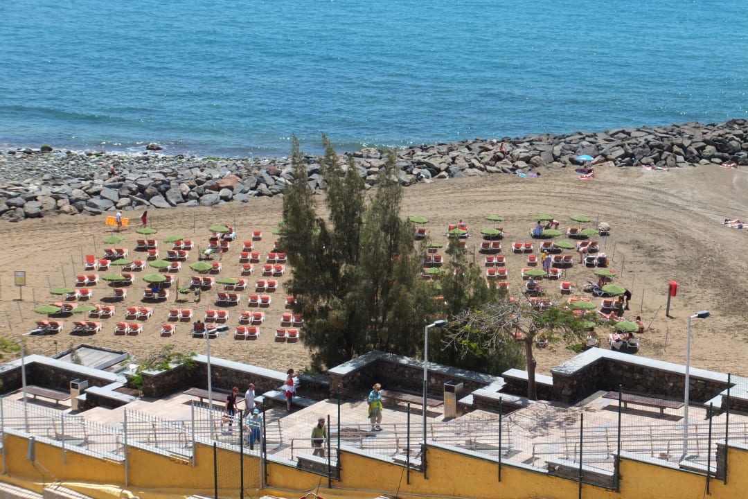 Strand und steile Promenadentreppe Hotel Europalace