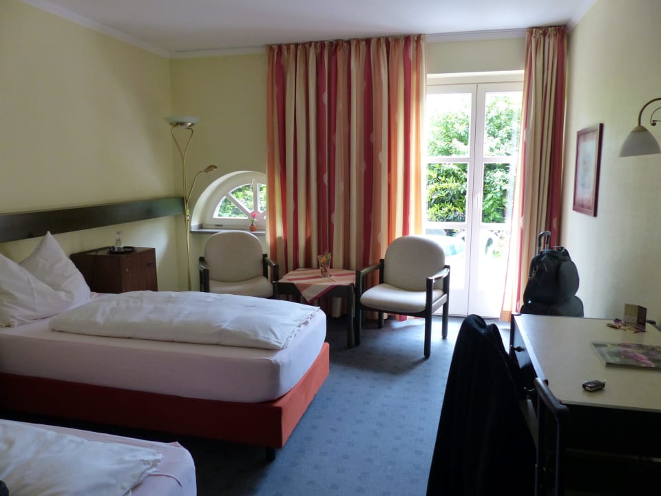 Doppelzimmer mit Tür zum Garten Landhotel