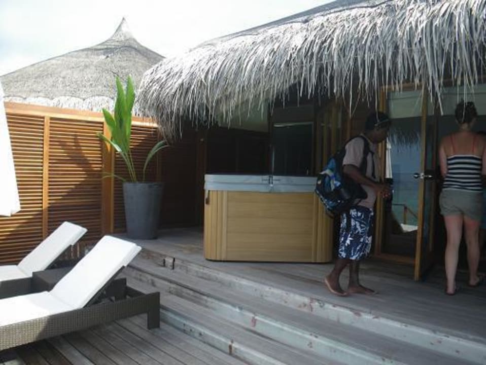 Terrasse von der Wasservilla mit Jacuzzi Kuramathi Maldives