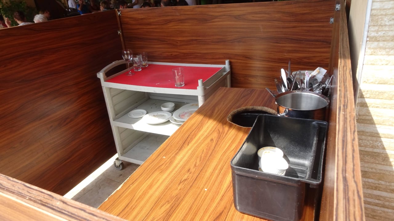 Restmüll zwischen den Tischen VONRESORT Golden Coast