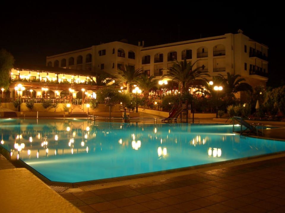 Pool und Hotel bei Nacht TUI SUNEO Chrissi Amoudia