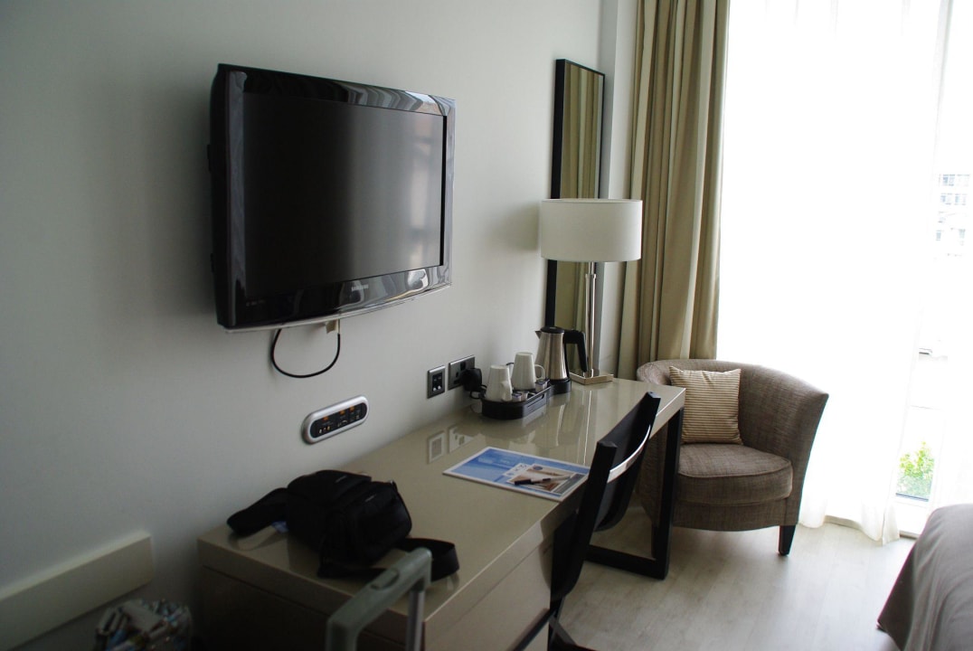 Schreibtisch mit integrierter Mini-Bar und TV Hotel H10 London Waterloo