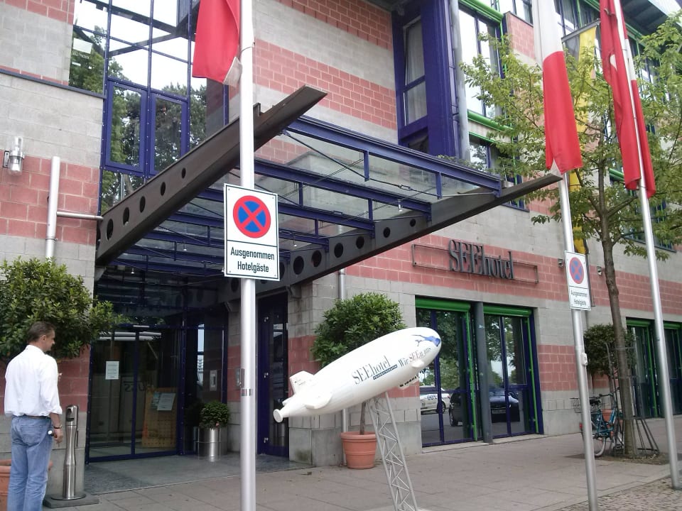 Hoteleingang SEEhotel Friedrichshafen