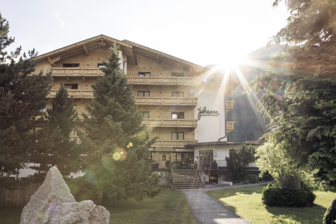 Außenansicht Hotel Johanna mitten im Ötztal