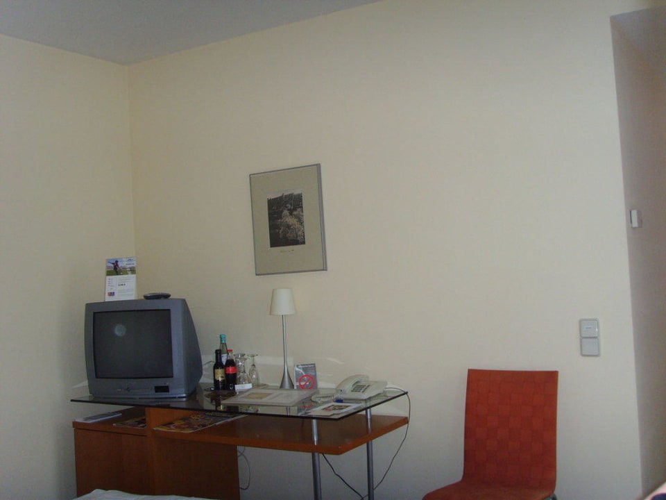 TV und Minibar im Einzelzimmer Hotel Krämerbrücke Erfurt