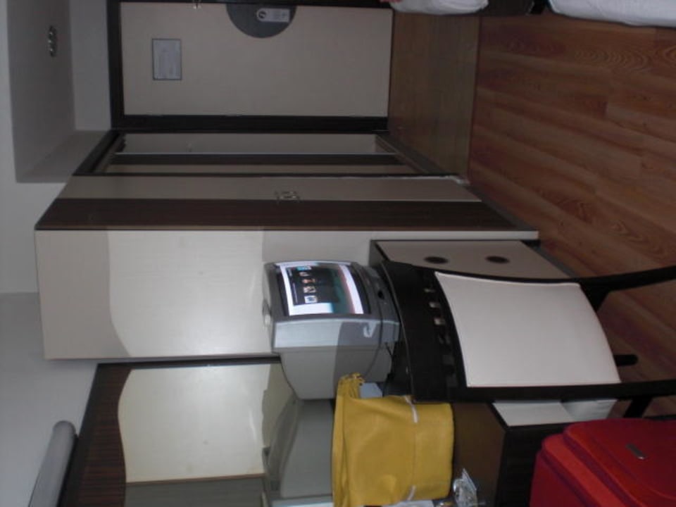 Fernseher & Schrank La Vita's Hotel