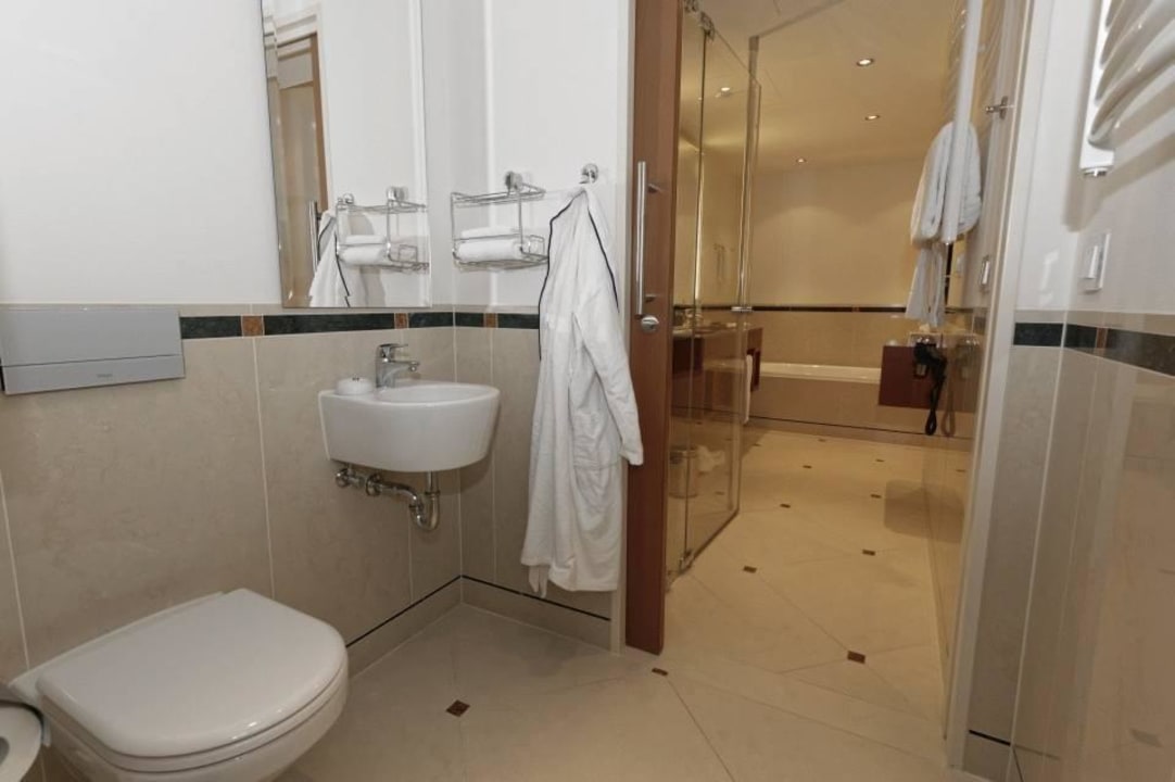 WC mit Blick ins Bad ATLANTIC Hotel Wilhelmshaven