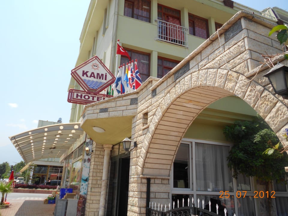 Blick von der Straße aus Ares City Hotel