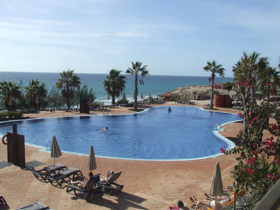 Blick von LaChoza auf einen Pool und das Meer H10 Tindaya