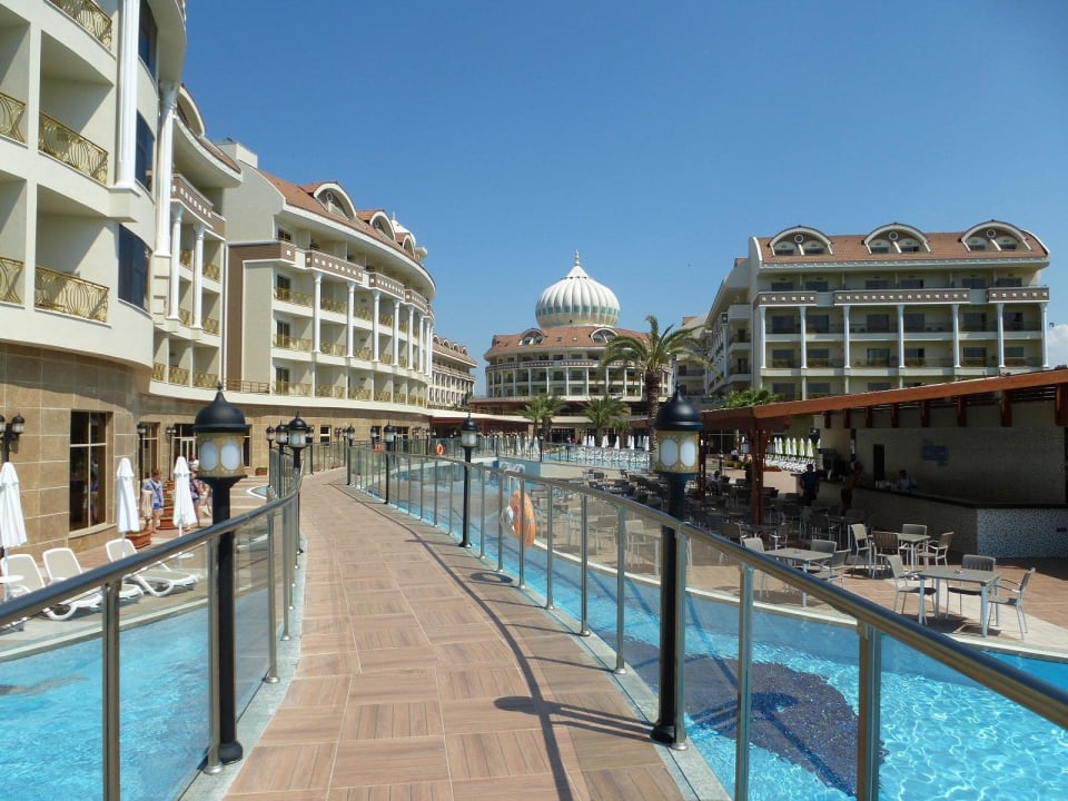 Brücke über Pool Kirman Belazur Resort & Spa