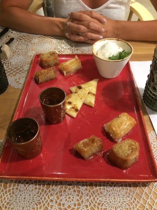 Dessert beim Kretischen Dinner Anemos Luxury Grand Resort