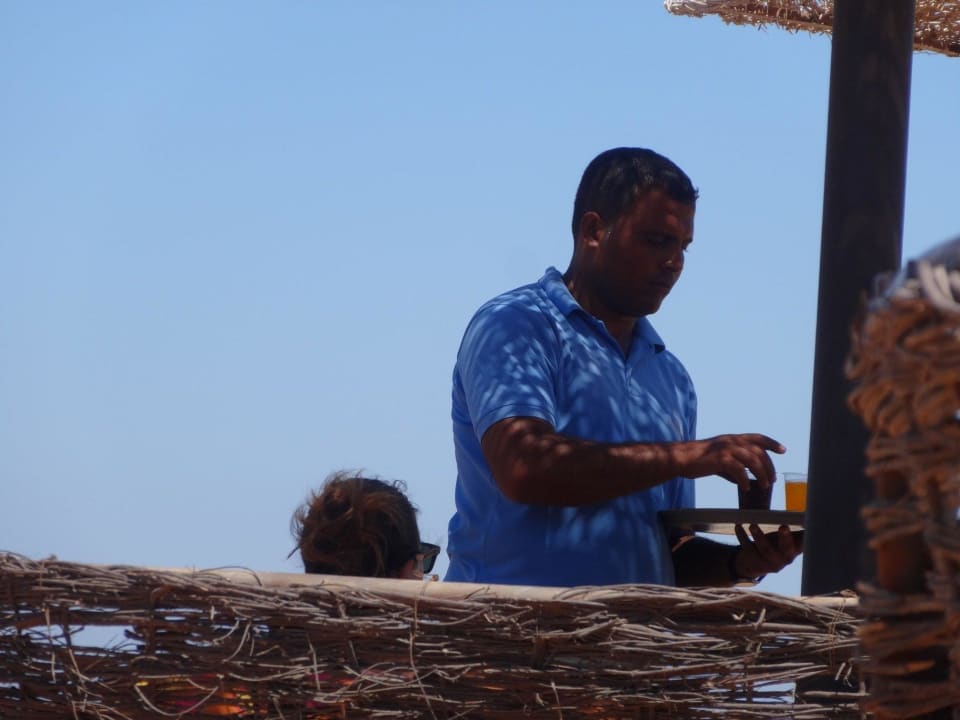 Immer reichlich Bier vom freundlichen Kellner  Grand Makadi