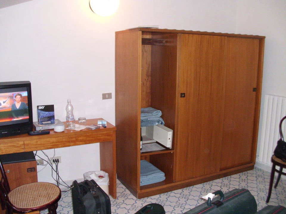 Karge Zimmereinrichtung Nr. 520 Grand Hotel Vesuvio