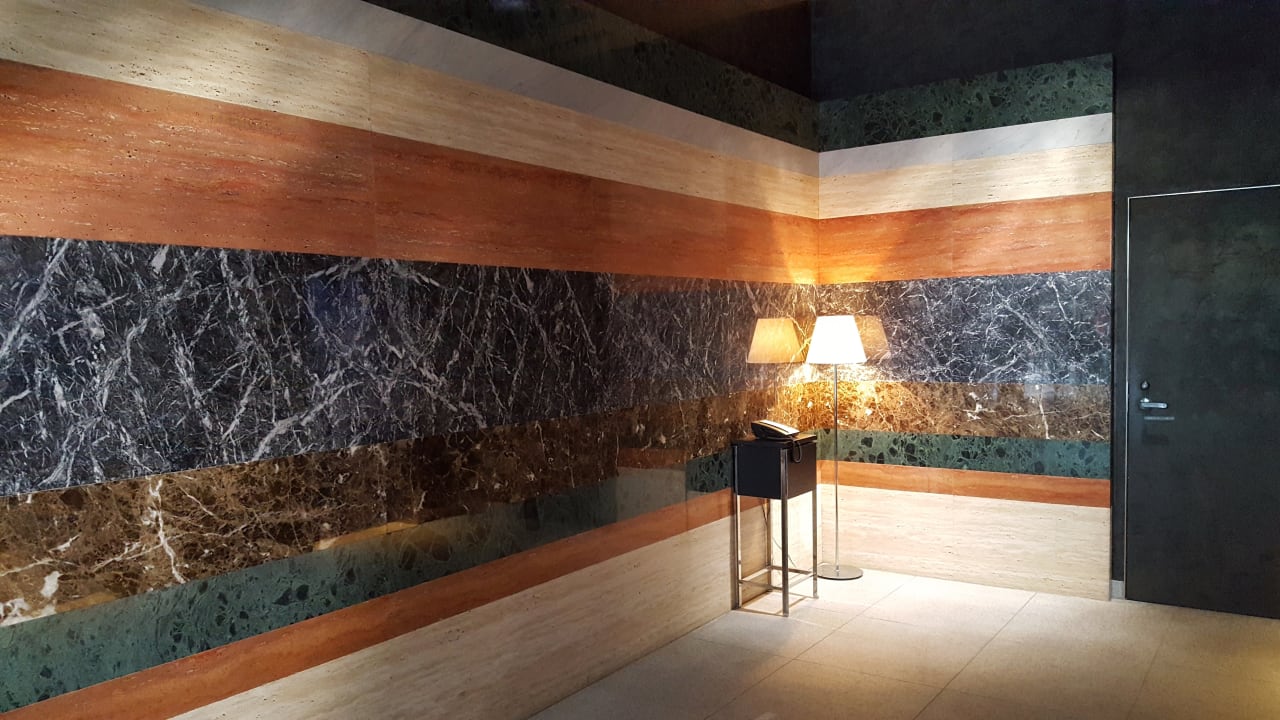 Eingangsbereich im untersten Stock, Rezeption liegt im obers The Gate Hotel Kaminarimon by Hulic