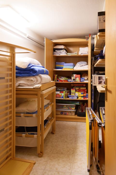 Abstellraum mit großem Spieleschrank Ferienwohnung Schwarzwaldsteig