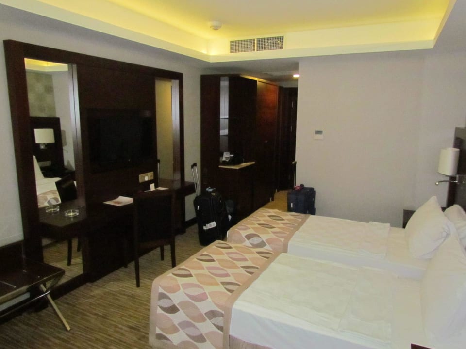 Moc hezky zařízený pokoj ve třetí budově Salamis Bay Conti Resort Hotel & Casino