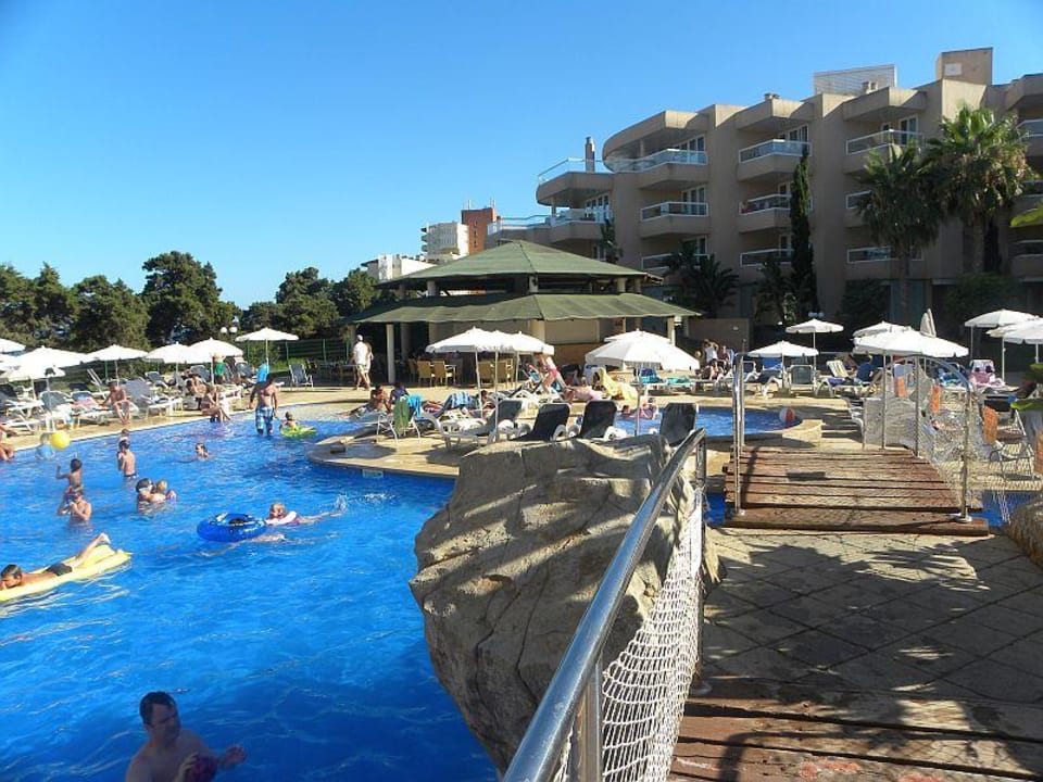 Blick auf Pool und Poolbar von der Brücke Hotel Tropic Garden