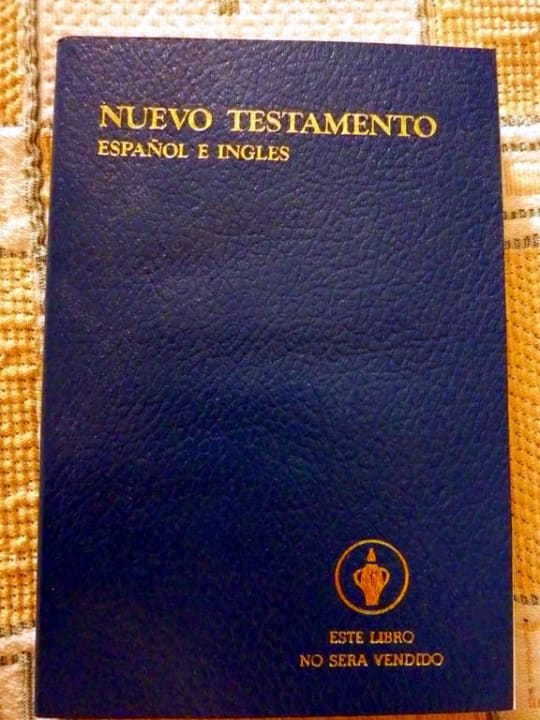 Hotellektüre die in jedem Zimmer vorhanden ist . Parque Santiago III Official