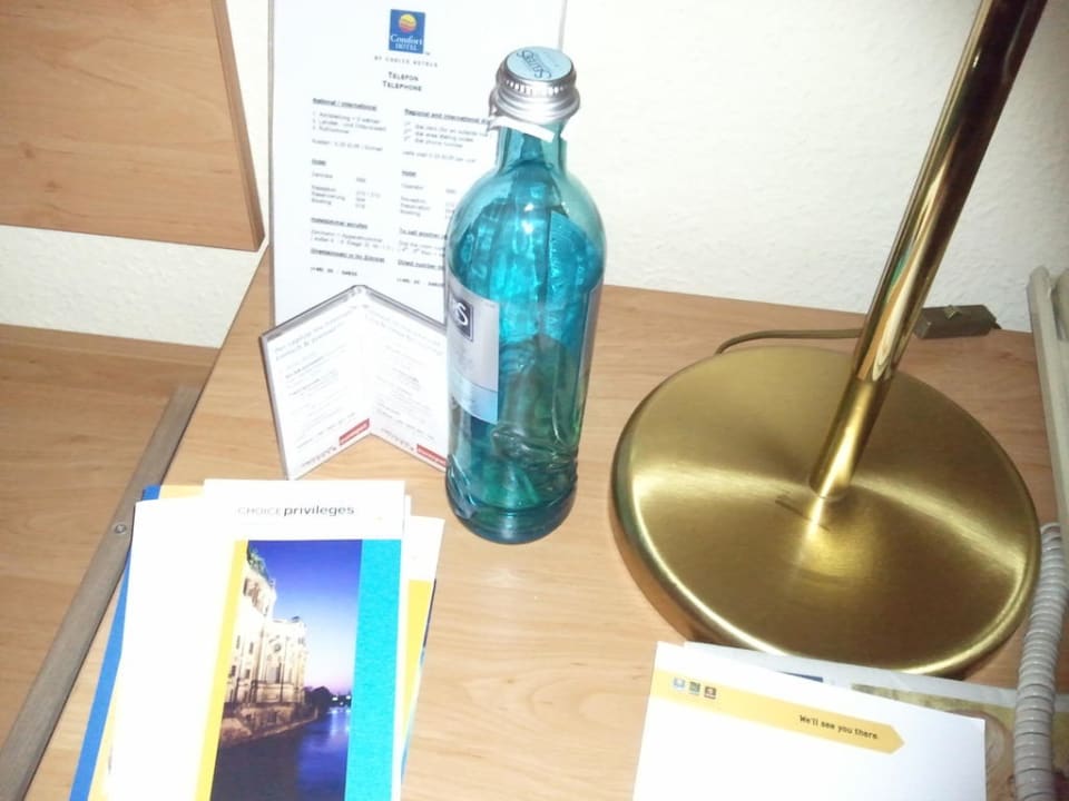 Leere Wasserflasche  Hotel Berlin Lichtenberg