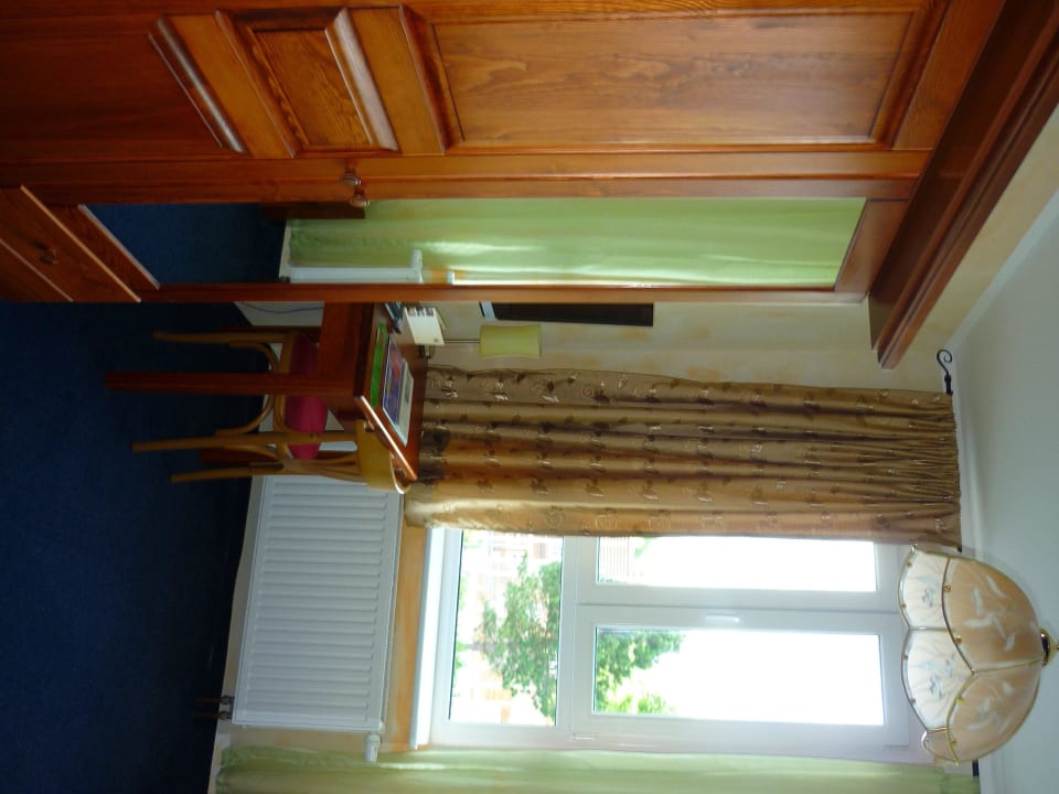 Schrank und Schreibtisch Hotel Nordig