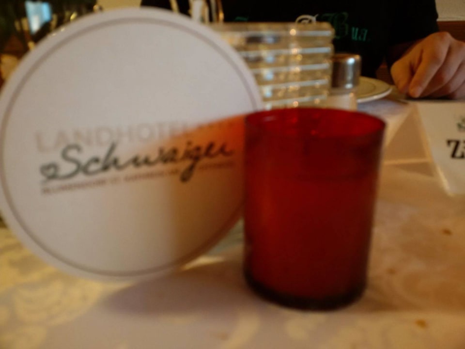 Grabkerzen am Frühstückstisch - sehr einladend Landhotel Schwaiger