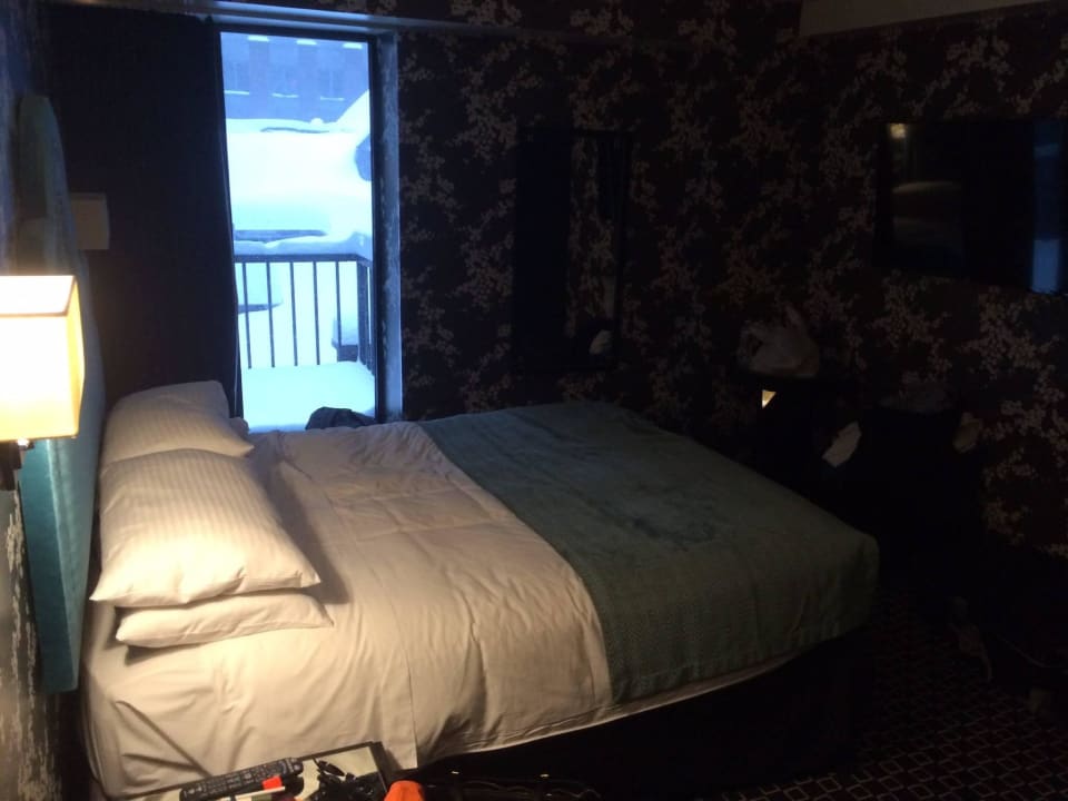 Standard queen room 45 Times Square Hotel