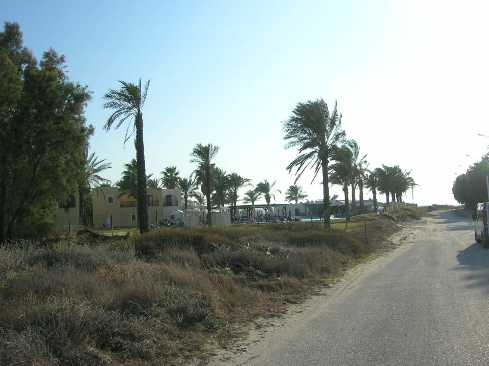 Droga odcinająca hotel od plaży. Grecotel Casa Paradiso