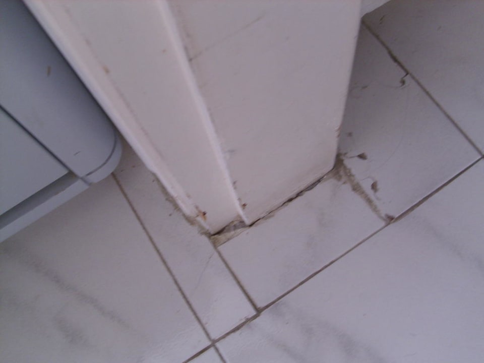 Dreck auf Fliesen Olympos Beach Hotel