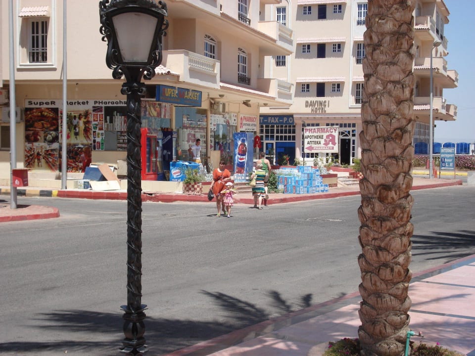 Vor dem Hotel einkaufen Sea Star Beau Rivage