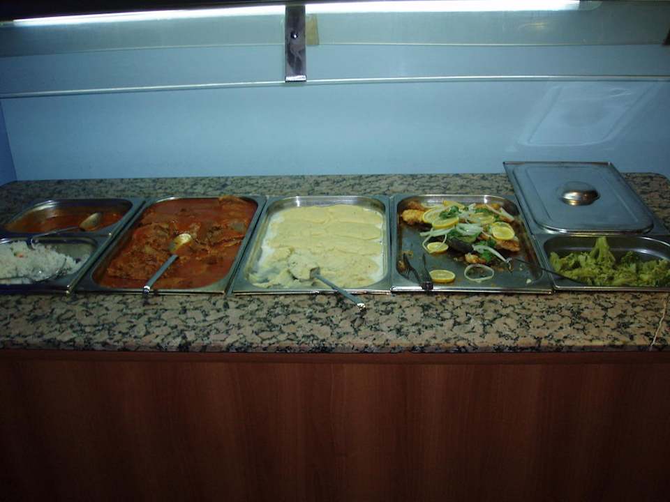 Warmes Büffet zum Abendessen Semt Luna Beach Hotel