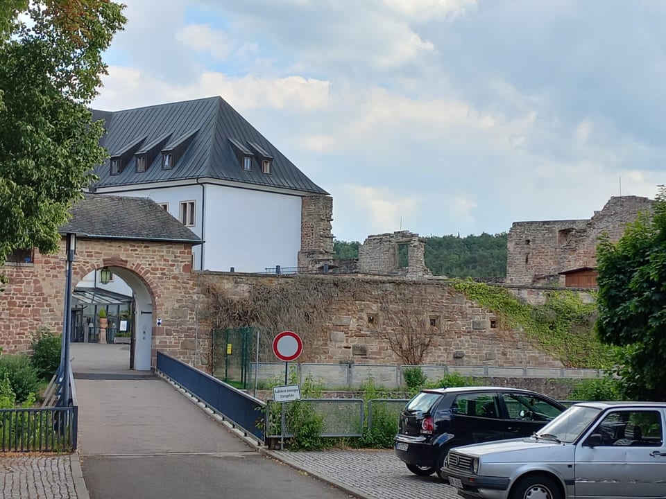 Außenansicht Burg-Jugendherberge Altleiningen