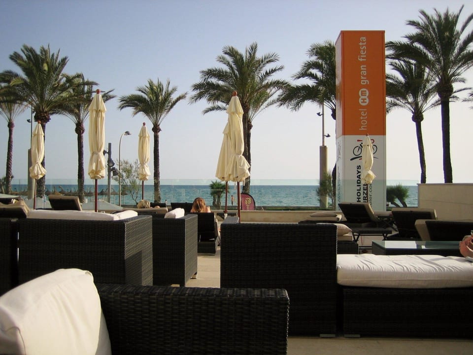 Terrasse neben dem Barbereich Hotel HM Gran Fiesta