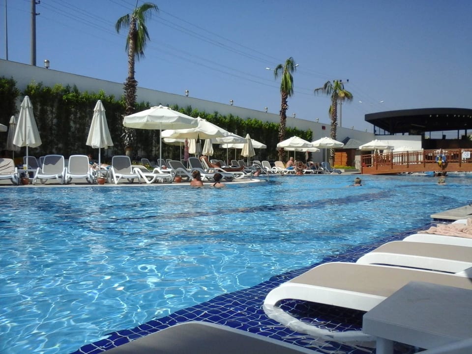Pool Mary Hotel Side