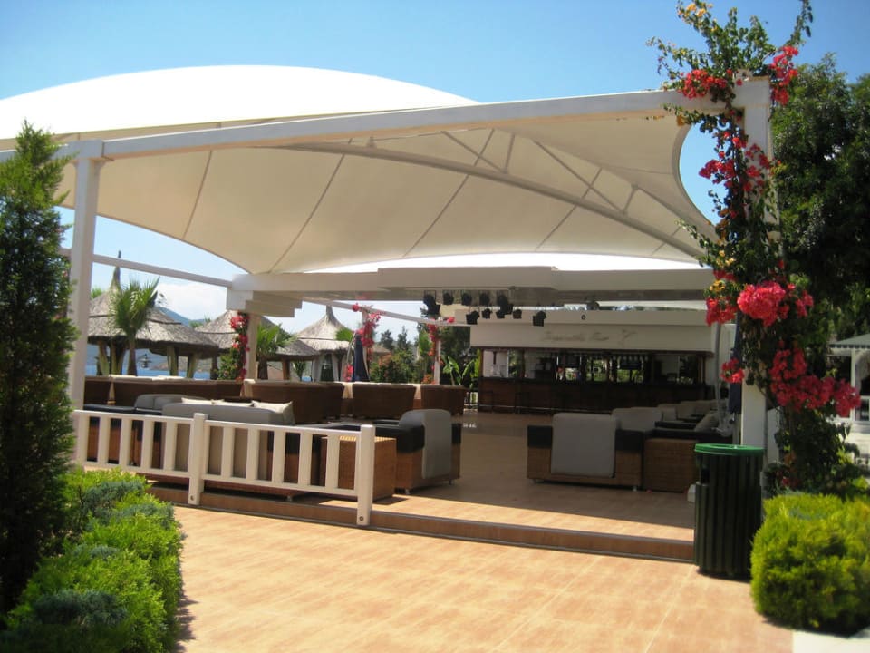 Outdoor bar lounge Latanya Park Resort
