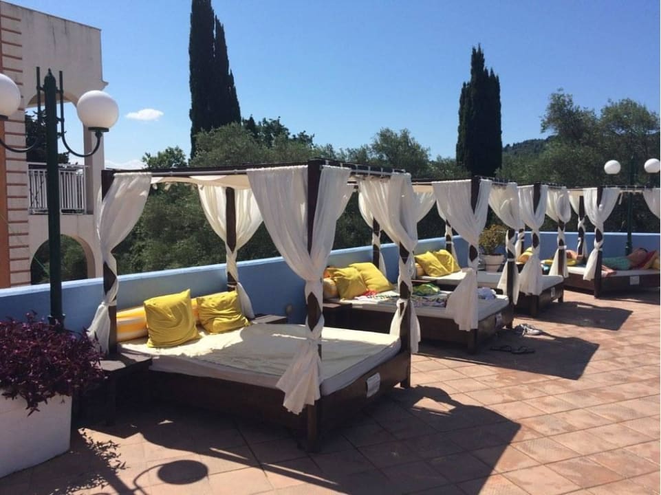 Łóżka przy basenie Michelangelo Resort