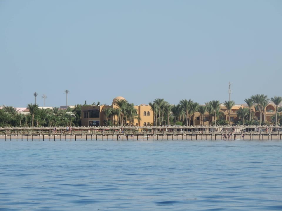 Blick vom Schiff zum Hotel Stella Beach Resort & Spa Makadi Bay