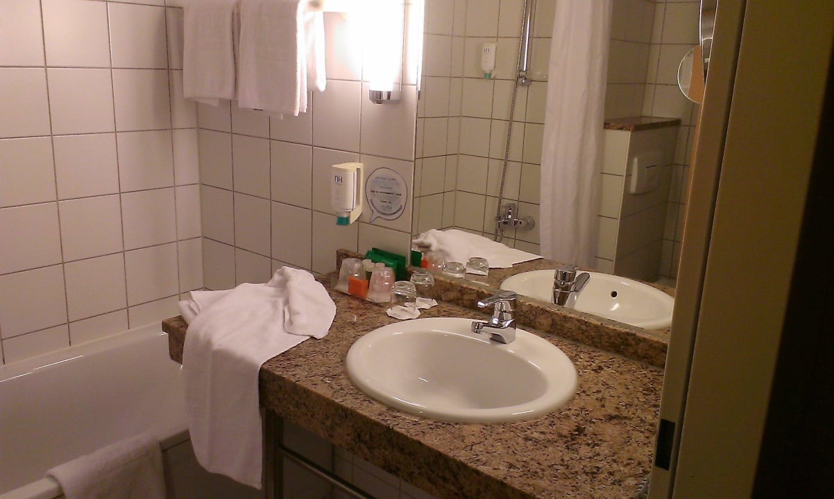 Bad mit Badewanne u. Duschtrennwand Hotel NH Leipzig Messe