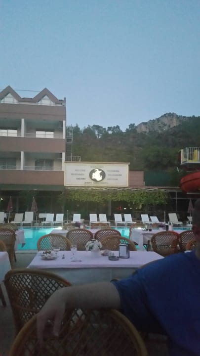 Pool mit Liegen Hotel Grand Viking