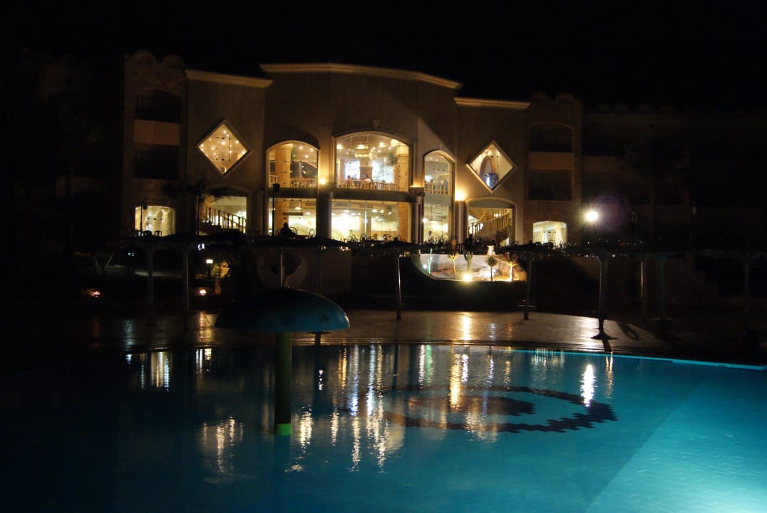 Hotel bei Nacht Utopia Beach Club
