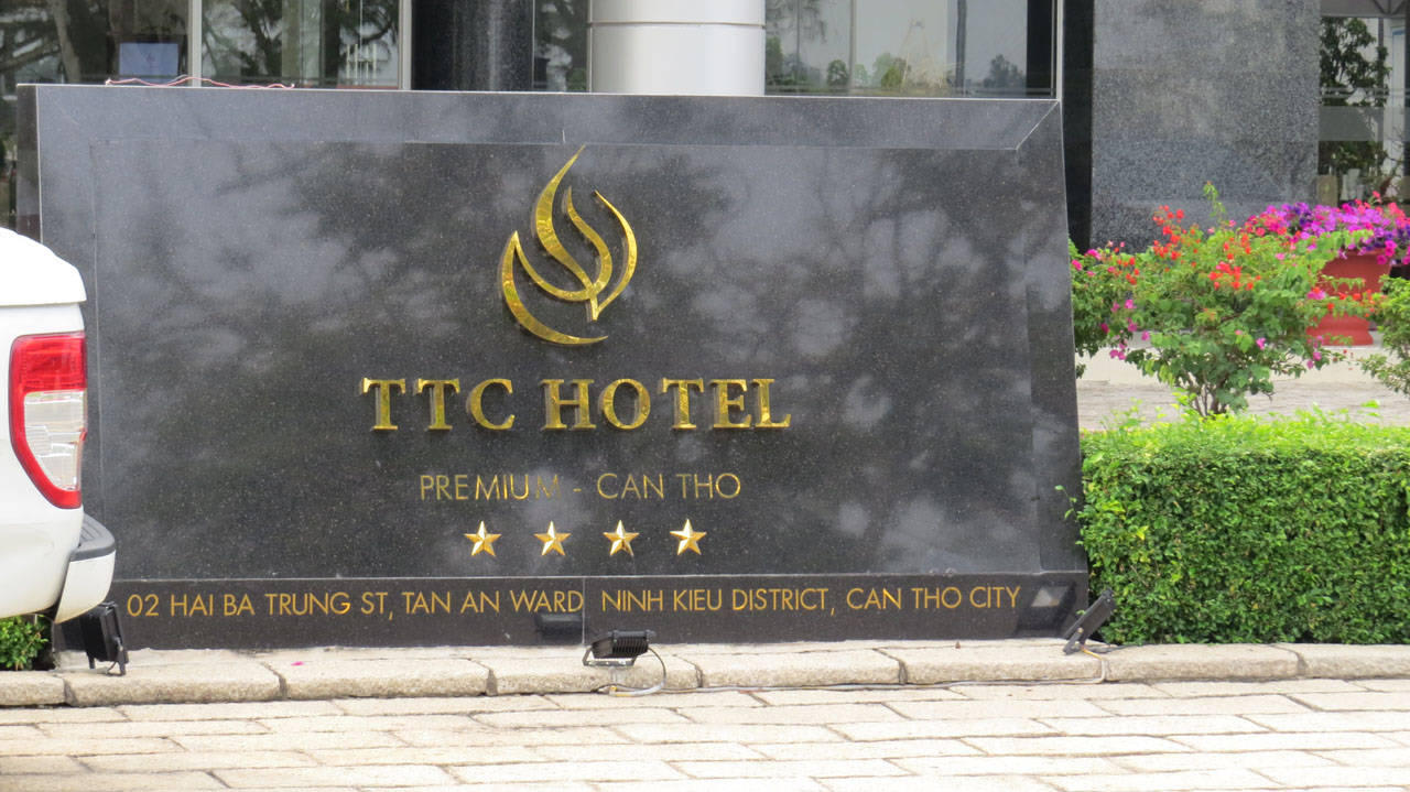 Eingangschild TTC Hotel - Premium Can Tho