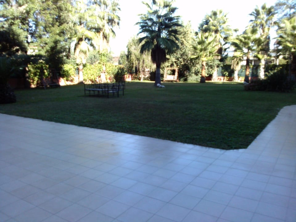 Der Hof des Nebengebäudes Hotel Royal Garden Beach