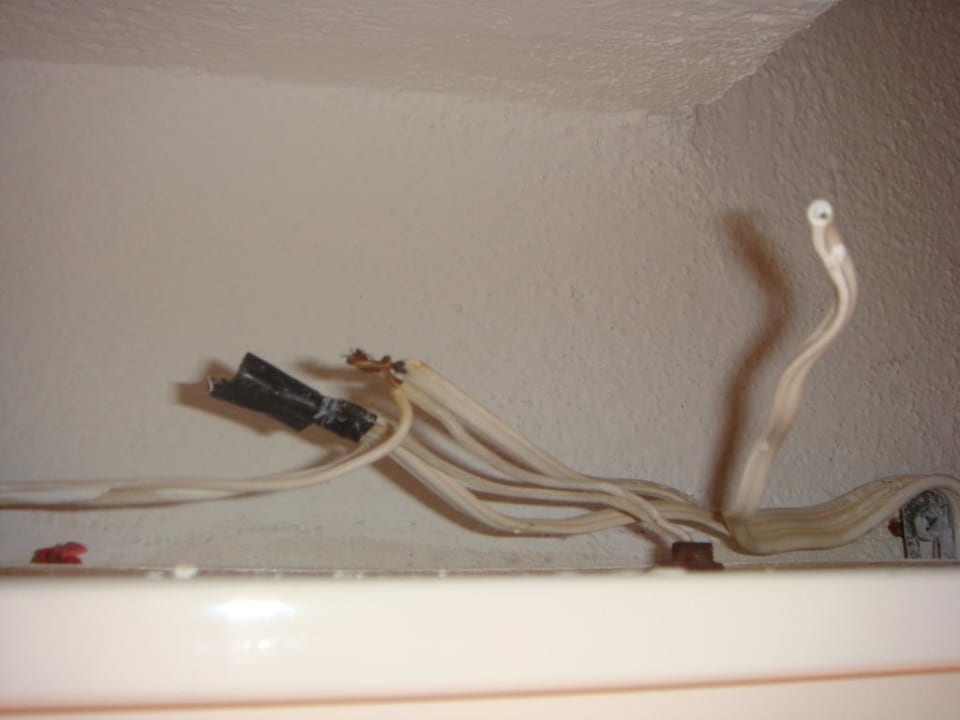 Freiliegende Kabel im Badezimmer HARPIN Happy Days Beach Hotel