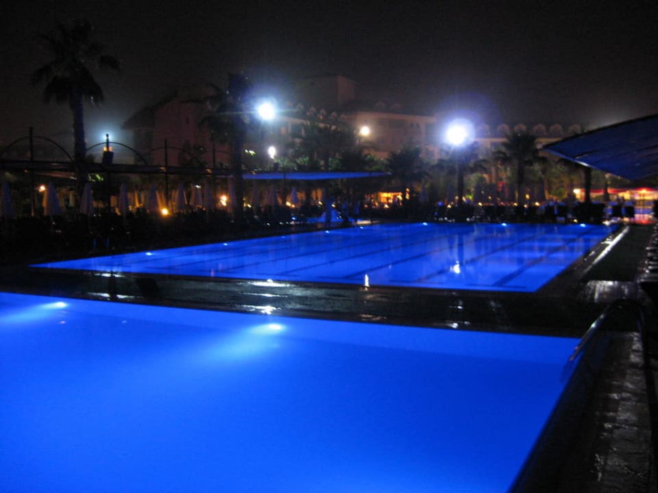 Pool am Abend Hane Family Resort