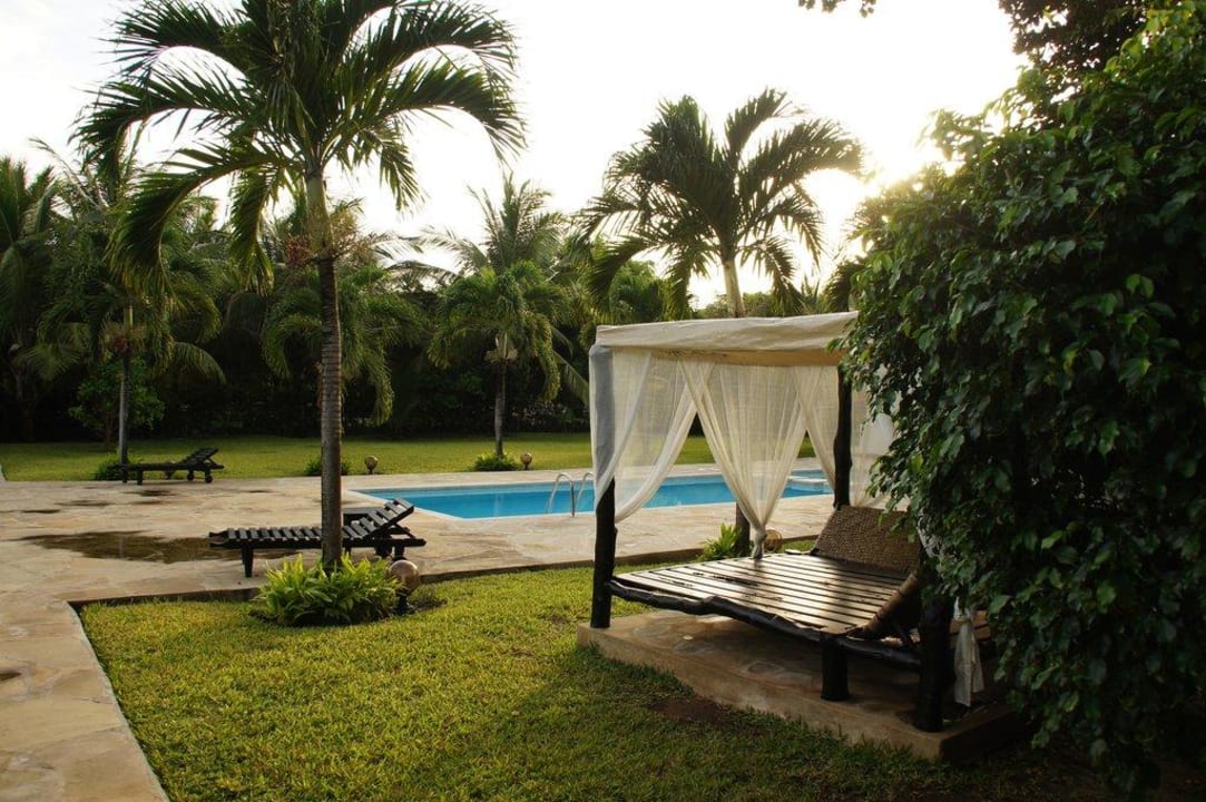 Das Tagesbett am Pool Hotel Karibuni Rafiki Beach Resort